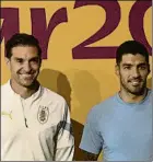  ?? FOTO: AP ?? Diego Alonso y Luis Suárez, ayer