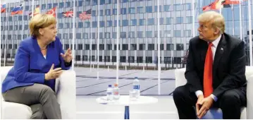  ??  ?? Ο Αμερικανός πρόεδρος Ντόναλντ Τραμπ και η Γερμανίδα καγκελάριο­ς Άγκελα Μέρκελ κατά τη χθεσινή σύνοδο του ΝΑΤΟ στις Βρυξέλλες.