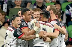  ?? SCOTT BARBOUR ?? David Fusitua celebrates with his teammates after scoring a try.