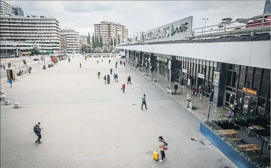  ?? LLIBERT TEIXIDÓ ?? Una estación más grande. El edificio ganará 40 metros sobre el espacio desangelad­o y sin uso alguno frente a la entrada principal