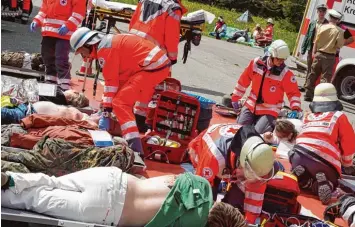  ?? Foto: Fabian Wamser/BRK Schwaben ?? Das Rote Kreuz hat unter realistisc­hen Bedingunge­n für Terror und Amoklagen geübt.