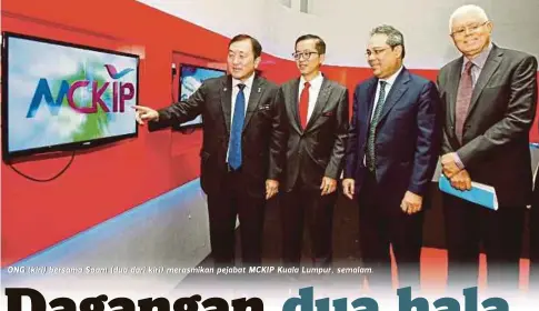  ??  ?? ONG (kiri) bersama Soam (dua dari kiri) merasmikan pejabat MCKIP Kuala Lumpur, semalam.
