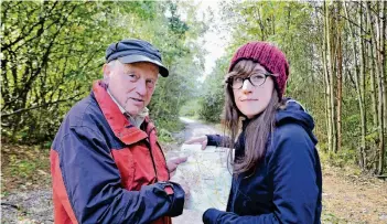  ?? FOTO: JOBU ?? Treffen am möglichen Fluchtweg der RAF-Terroriste­n: Manfred Wintzen, damals leitender Zollbeamte­r, und Geschichts­studentin Eva Burghardt im Kaldenkirc­hener Grenzwald.