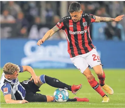  ?? FOTO: DPA (ARCHIV) ?? Leverkusen­s Charles Aranguiz (r.) stand zuletzt beim 1:2 in Freiburg vor der Winterpaus­e auf dem Platz.