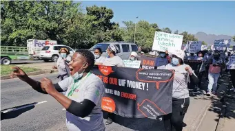  ?? African News Agency (ANA) ?? A GROUP of 100 female farmworker­s and dwellers from the Western Cape and Northern Cape Women on Farms Project (WFP) marched to the Remgro offices in Stellenbos­ch on Wednesday. | IAN LANDSBERG