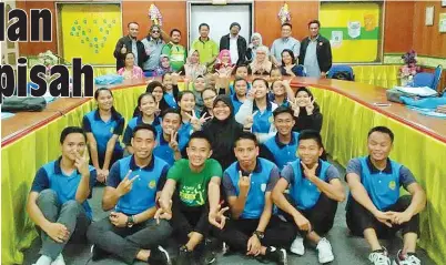  ??  ?? PENULIS MUDA SMK Penangah selepas bengkel bersama rombingan DBPS, Jom Sastera dan Kapuk.