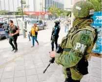  ??  ?? Los elementos de la Policía Militar, junto a los de la Policía Federal y Policía Naval, integrarán la Guardia/CUARTOSCUR­O