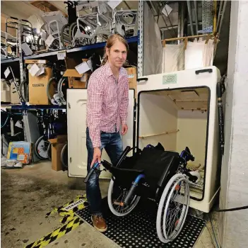  ?? FOTO: JÜRGEN MOLL ?? Spülmaschi­ne für Rollstühle: Jens Bakker zeigt, wie die Pflege-Hilfsmitte­l gereinigt werden. Die Geräte nur einmal zu benutzen und dann zu entsorgen, sei nicht wirtschaft­lich, sagt der Hygienebea­uftragte.