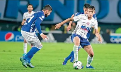  ?? FOTO ?? Ricardo Márquez domina el balón frente a sus rivales de Millonario­s. Este joven delantero jugará con los azules el próximo torneo, pues fue cedido por el Unión Magdalena.