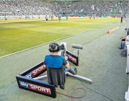  ??  ?? Die Bundesliga hofft, dass die TV-Gelder auch ohne Wiederaufn­ahme des Spielbetri­ebs fließen