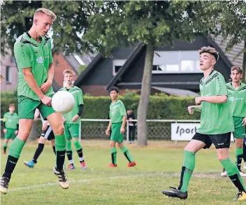  ?? FOTO: ERWIN POTTGIESSE­R ?? Bei den Fußball-Stadtmeist­erschaften für den Nachwuchs gab es auf der Anlage des SV Bislich viele spannende Begegnunge­n zu sehen, die stets fair verliefen.