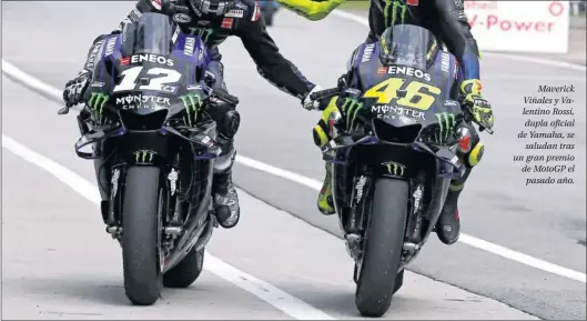  ??  ?? Maverick Viñales y Valentino Rossi, dupla oficial de Yamaha, se
saludan tras un gran premio de MotoGP el pasado año.