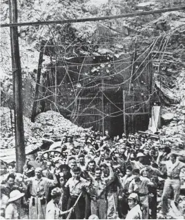  ?? ASSOCIATED PRESS FILE PHOTO ?? American and Filipino troops emerge from a tunnel to surrender in 1943 at Corregidor, Philippine­s.