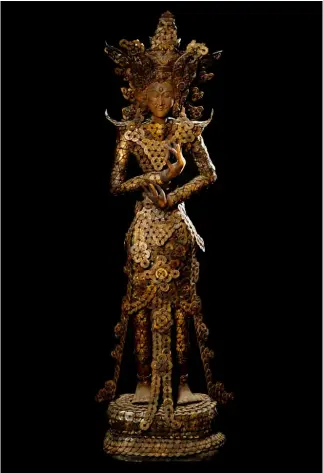  ??  ?? Scultura balinese in legno e monete antiche raffiguran­te la divinità Sri Sedana