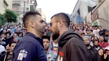  ??  ?? Dizaster (à gauche) et Muhandas s’affrontent devant le public, à Beyrouth, en mai 2016.