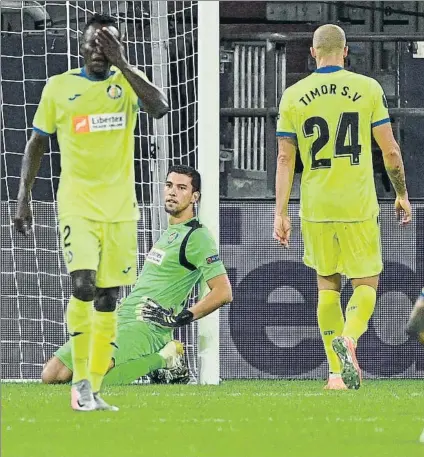  ?? FOTO: EFE ?? Djené y David Soria se lamentan tras encajar el segundo gol. El Getafe no aprovechó sus opciones y se despidió de la Europa League