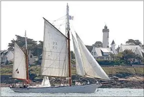  ??  ?? Les voiliers traditionn­els permettent de voguer d’une île à l’autre.