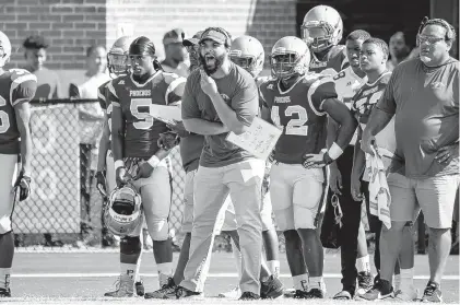  ?? MIKE CAUDILL/FREELANCE FILE ?? Phoebus head coach Jeremy Blunt, center, calls out a play to his offense in 2019 in Hampton.