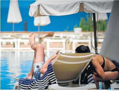  ?? JULIO GONZÁLEZ ?? Turistas en la piscina de uno de los grandes hoteles del Novo, en una imagen del presente verano.