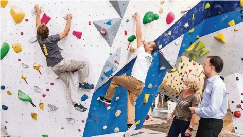  ?? FOTO: KLAUS HELMER ?? Die Kletterhal­len-Besitzer Marcel Buchmann und Justin Bohn demonstrie­ren Claudia Ledzbor und Christian Schwenger (v.l.) ihr Können.