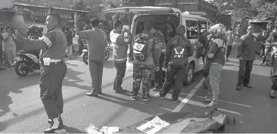  ?? ZAIM ARMIES/JAWA POS ?? JALUR TENGKORAK: Kecelakaan roda dua versus truk trailer pada Jumat (18/5) di Jalan Mastrip mengakibat­kan seorang korban meninggal dan luka-luka.