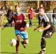  ??  ?? Utzwingens Klemens Schweier (rechts) im Zweikampf mit FC Nordries Kapitän Dennis Ott. Foto: Dieter Mack