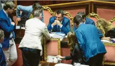 ?? Foto: Roberto Monaldo, dpa ?? Turbulente Senatssitz­ung: Innenminis­ter Matteo Salvini (Mitte) und seine Lega streiten mit dem Koalitions­partner über ein Bahnprojek­t.