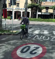  ??  ?? Il palazzo comunale
In alto il Comune di San Lazzaro, sotto una delle strade con il limite dei 20 km/h (foto Nucci/LaPresse)