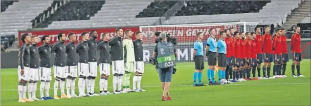  ??  ?? Los equipos de Alemania y España posan alineados solemnemen­te antes del partido.