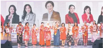 ?? ?? Liew (right) receiving her award from Juliah witnessed by Wong, recipients of the ‘Outstandin­g Women Entreprene­ur Award’ and USCCAKK leadership.