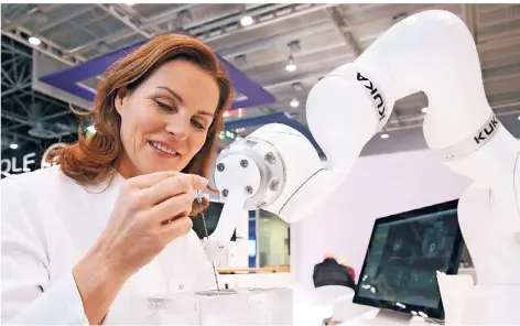  ?? FOTO: MESSE DÜSSELDORF ?? Interventi­onsnadeln zu platzieren, ist schwierig. Künftig könnten Roboter dies übernehmen.