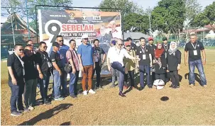  ??  ?? RASMI: Fadillah menyempurn­akan perasmian Pertanding­an Bola Sepak 9 Sebelah Piala YB Fazzrudin Abdul Rahman di Kuching semalam.