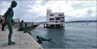  ??  ?? Sur le port de Santander, quatre statues en bronze rendent hommage aux enfants pauvres qui, au début du siècle, plongeaien­t dans la mer pour récupérer les pièces de monnaie.