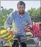  ??  ?? Mohammad Arif of Rajouri is pedalling down from Maharashtr­a. HT PHOTO