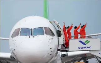  ?? CFP ?? 5 de mayo de 2017. El avión C919 está listo para su estreno en el Aeropuerto Internacio­nal de Pudong, en Shanghai.