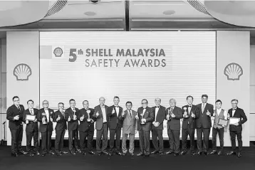  ??  ?? Lo (eighth left) and Omar (eight right) are seen posing with several Shell Malaysia management team members and the SMSA 2018 award recipients.