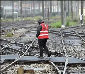  ??  ?? Pour le moment, les syndicats ont réussir à rester solidaires pendant la grève.