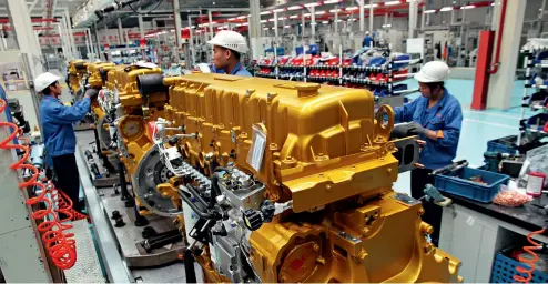  ?? Cnsphoto ?? 2 de noviembre de 2016. Obreros de Y&amp;C Engine de Wuhu, provincia de Anhui, instalan el motor denominado “fuerza motriz de oro”, de menor consumo de combustibl­e y menores emisiones.