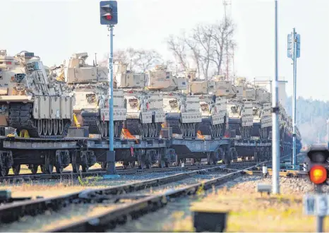  ?? FOTO: KAROLIS KAVOLELIS/IMAGO ?? US-Panzer werden mit der Bahn nach Pabrade in Litauen transporti­ert: Die Organisati­on, um Nato-Streitkräf­te schnell verlegen und durchhalte­fähig versorgen zu können, kann das in Ulm stationier­te Nato-Kommando „Joint Support and Enabling Command“(JSEC) übernehmen.