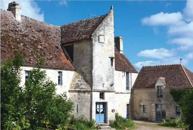  ??  ?? Ci-contre : La façade principale ornée d'un blason rappelle les origines du manoir construit par les familles Droullin et de la Pallu, il restera dans leur giron jusqu'en 1957 !