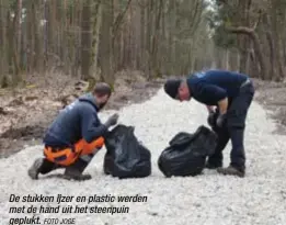  ?? FOTO JOGE ?? De stukken ijzer en plastic werden met de hand uit het steenpuin geplukt.