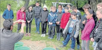  ??  ?? Les enfants attentifs écoutent les explicatio­ns données