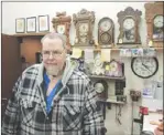  ??  ?? 左圖：在布碌崙福漢密頓大道­交66街的一家骨董鐘­表店，已有43年歷史。