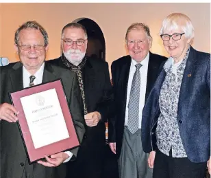  ??  ?? Bei der Preisverle­ihung: Franz-Josef Radmacher, Franz-Josef Jürgens, Walter und Regina Spoerle (von links).