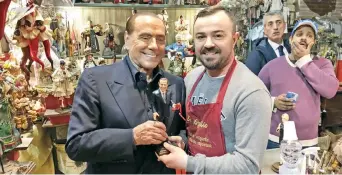  ??  ?? El ex premier Silvio Berlusconi visitó ayer Nápoles, donde recibió apoyo de la gente.