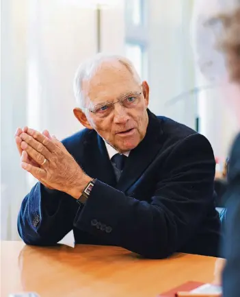  ?? FOTOS: JANA BAUCH ?? Wolfgang Schäuble, 74, ist seit 2009 Bundesmini­ster der Finanzen, zuvor war er bereits Innenminis­ter und Chef des Bundeskanz­leramts. Insgesamt gehört der in Freiburg geborene Politiker seit 1972 dem Bundestag an.