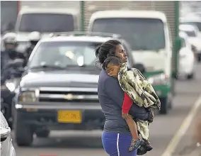  ??  ?? Riesgo. Algunos migrantes, incluidos niños, se encuentran en mayor riesgo.