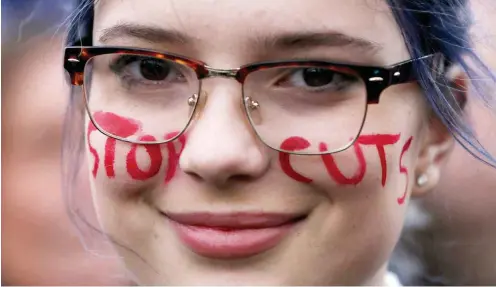  ?? Foto: Reuters/Neil Hall ?? »Stoppt die Kürzungen« – Botschaft dieser Demonstran­tin bei einer Protestakt­ion in London gegen die Austerität­spolitik der Regierung