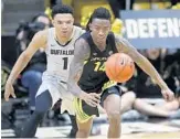  ?? /DAVID ZALUBOWSKI/AP ?? Oregon forward C.J. Walker, front, a five-star prospect out of Orlando Oak Ridge High, is leaving Oregon after one season and transferri­ng to UCF in order to play closer to home because of the coronaviru­s pandemic.