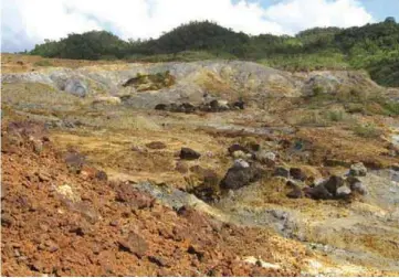  ??  ?? Bagacay Mine prior to the ERDB-MGB rehabilita­tion. Photos on the facing page show the fully rehabilita­ted ERDB experiment­al plot in Block 2 of Bagacay Mine, Hinabangan, Western Samar, over a period of six years after the first planting.